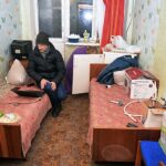 Charków, Ukraina, 03.03.2022. Na zdjęciu z 27 lutego. mieszkańcy w swoim domu w Charkowie / PAP / PCPM