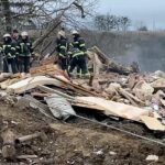 Zbombardowana przez rosyjskie lotnictwo wieś Jakowliwka w rejonie charkowskim / PAP/DSNS