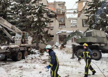 04.03.2022. Charków, Ukraina. Ratownicy usuwają gruz podczas akcji poszukiwawczo-ratunkowej w Charkowie. W wyniku bombardowania w dzielnicy Saltiwka zniszczonych zostało około 30 budynków mieszkalnych / PAP/DSNS