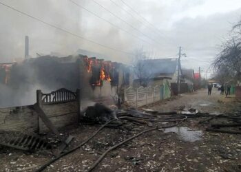 05.03.2022. Czernihów, Ukraina. Zniszczenia powstałe w wyniku zestrzelenia przez siły ukraińskie rosyjskiego samolotu w pobliżu Czernihowa. W wyniku zestrzelenia uszkodzone zostały domy i budynki gospodarcze. Znaleziono również trzy bomby lotnicze. Trwa rosyjska inwazja na Ukrainę / PAP/DSNS