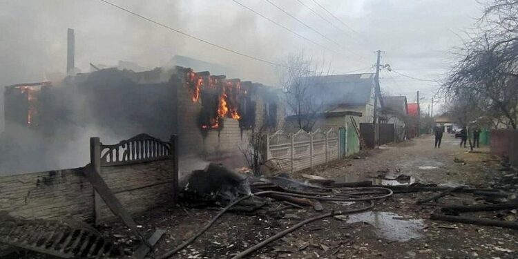 05.03.2022. Czernihów, Ukraina. Zniszczenia powstałe w wyniku zestrzelenia przez siły ukraińskie rosyjskiego samolotu w pobliżu Czernihowa. W wyniku zestrzelenia uszkodzone zostały domy i budynki gospodarcze. Znaleziono również trzy bomby lotnicze. Trwa rosyjska inwazja na Ukrainę / PAP/DSNS