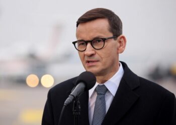 08.03.2022. Warszawa. Premier Mateusz Morawiecki wziął udział w konferencji prasowej na terenie Wojskowego Portu Lotniczego Warszawa-Okęcie, przed wylotem do Londynu i Oslo. Szef polskiego rządu spotka się z premierem Borisem Johnsonem i przedstawicielami Grupy Wyszehradzkiej z Węgier, Czech i Słowacji / PAP/Leszek Szymański