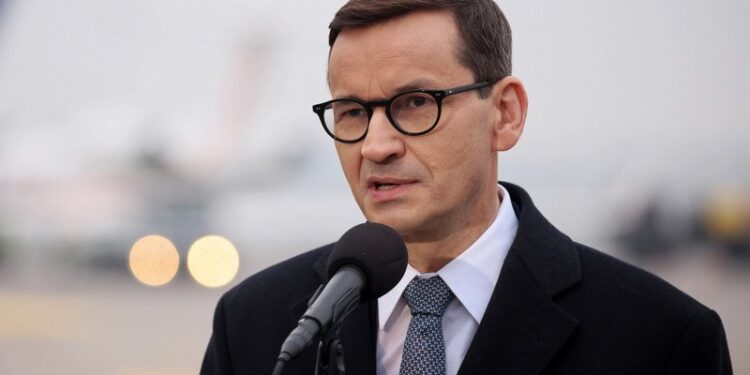 08.03.2022. Warszawa. Premier Mateusz Morawiecki wziął udział w konferencji prasowej na terenie Wojskowego Portu Lotniczego Warszawa-Okęcie, przed wylotem do Londynu i Oslo. Szef polskiego rządu spotka się z premierem Borisem Johnsonem i przedstawicielami Grupy Wyszehradzkiej z Węgier, Czech i Słowacji / PAP/Leszek Szymański