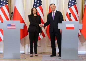 10.03.2022. Warszawa. Prezydent RP Andrzej Duda i wiceprezydent USA Kamala Harris podczas konferencji prasowej po spotkaniu w Belwederze w Warszawie / PAP/Leszek Szymański