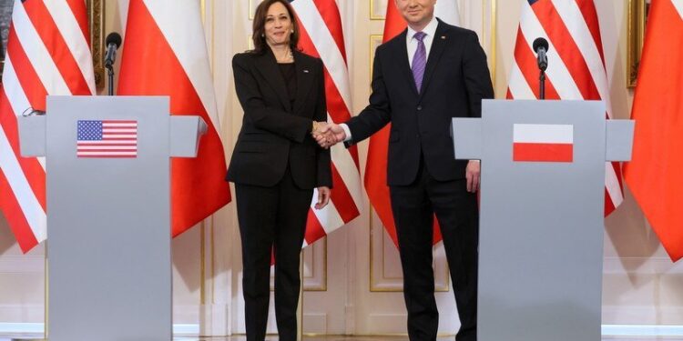 10.03.2022. Warszawa. Prezydent RP Andrzej Duda i wiceprezydent USA Kamala Harris podczas konferencji prasowej po spotkaniu w Belwederze w Warszawie / PAP/Leszek Szymański