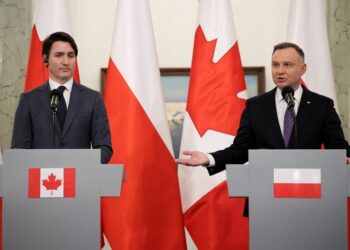 10.03.2022. Warszawa. Na zdjęciu (od lewej): Justin Trudeau - premier Kanady i Andrzej Duda - prezydent RP podczas konferencji prasowej po spotkaniu w Pałacu Prezydenckim w Warszawie / PAP/Leszek Szymański