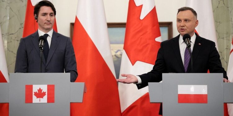 10.03.2022. Warszawa. Na zdjęciu (od lewej): Justin Trudeau - premier Kanady i Andrzej Duda - prezydent RP podczas konferencji prasowej po spotkaniu w Pałacu Prezydenckim w Warszawie / PAP/Leszek Szymański