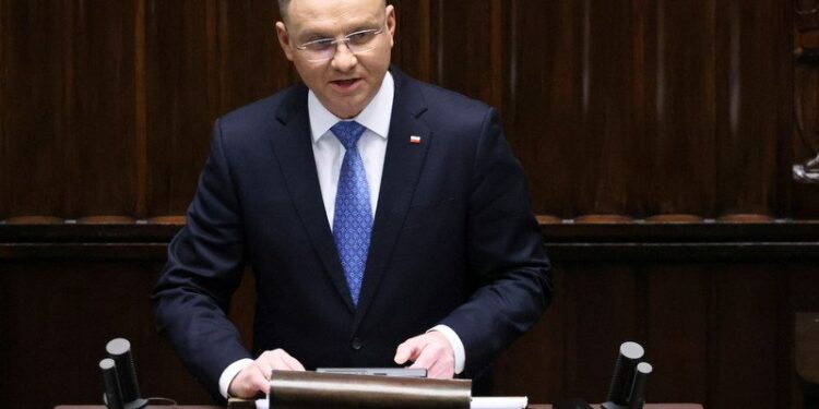 11.03.2022. Warszawa. Prezydent Andrzej Duda przemawia podczas uroczystego zgromadzenia posłów i senatorów na sali plenarnej Sejmu w Warszawie. Zgromadzenie Narodowe odbyło się w przededniu 23. rocznicy wstąpienia Polski do NATO / PAP/Leszek Szymańsk