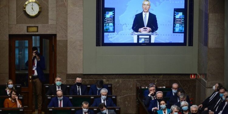 11.03.2022. Warszawa. Sekretarz generalny NATO Jens Stoltenberg (na ekranie) podczas uroczystego zgromadzenia posłów i senatorów na sali plenarnej Sejmu w Warszawie. Zgromadzenie Narodowe odbyło się w przededniu 23. rocznicy wstąpienia Polski do NATO / PAP/Marcin Obara