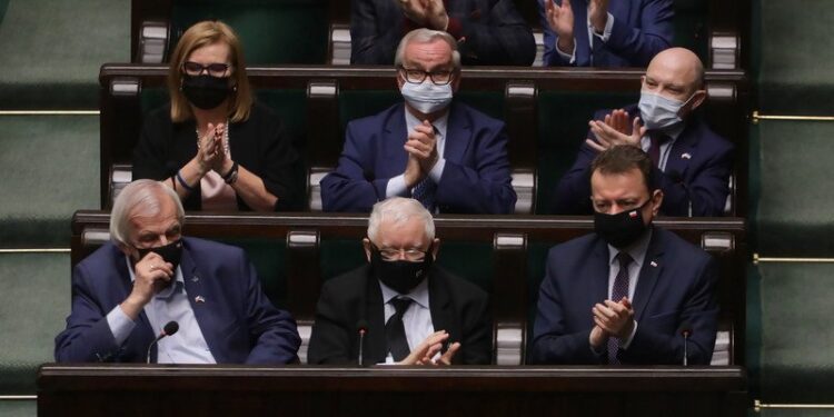 11.03.2022. Warszawa. Politycy PiS, od lewej: wicemarszałek Sejmu Ryszard Terlecki, prezes PiS Jarosław Kaczyński i minister obrony narodowej Mariusz Błaszczak; za nimi, od lewej: wicemarszałek Sejmu Małgorzata Gosiewska, poseł Leonard Krasulski i poseł Waldemar Andzel na sali obrad Sejmu w Warszawie. Sejm uchwalił ustawę o obronie ojczyzny, która m.in. zwiększa wydatki na obronność i zwiększa liczebność Wojska Polskiego / PAP/Albert Zawada