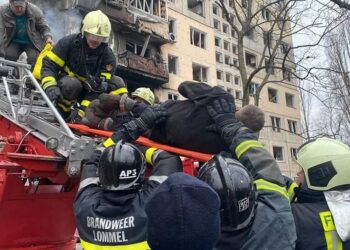 14.03.2022. Kijów, Ukraina. Ewakuacja rannych ze zbombardowanych przez wojska rosyjskie budynków mieszkalnych w kijowskiej dzielnicy Obołoń / PAP/DSNS