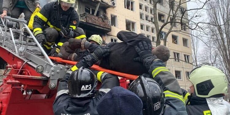 14.03.2022. Kijów, Ukraina. Ewakuacja rannych ze zbombardowanych przez wojska rosyjskie budynków mieszkalnych w kijowskiej dzielnicy Obołoń / PAP/DSNS