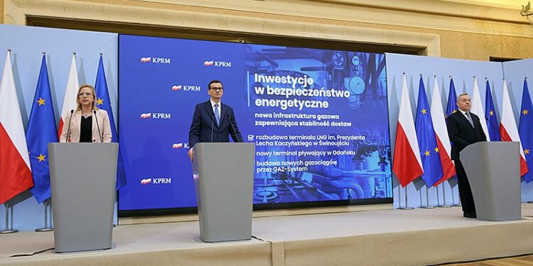 18.03.2022. Warszawa. Premier Mateusz Morawiecki (w środku), minister klimatu i środowiska Anna Moskwa (z lewej) i wicepremier, minister rolnictwa i rozwoju wsi Henryk Kowalczyk (z prawej) podczas konferencji prasowej w KPRM / Leszek Szymański / PAP