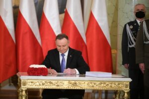 18.03.2022. Warszawa. Na zdjęciu: Andrzej Duda - prezydent RP podczas uroczystości w Pałacu Prezydenckim w Warszawie. Prezydent dokonał uroczystego podpisania ustawy o obronie ojczyzny / PAP/Marcin Obara