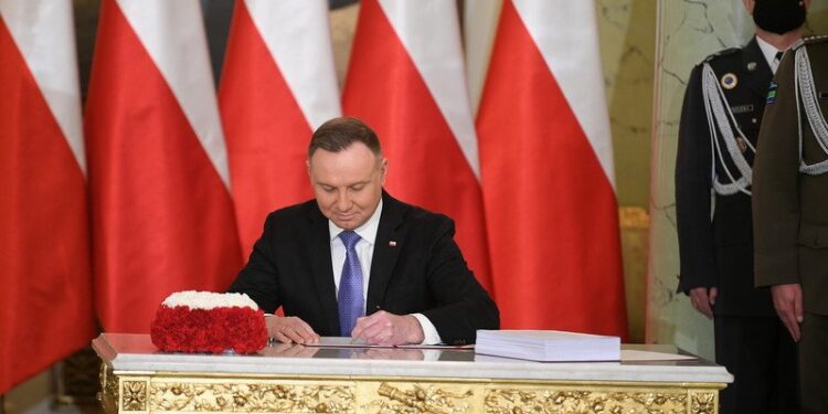 18.03.2022. Warszawa. Na zdjęciu: Andrzej Duda - prezydent RP podczas uroczystości w Pałacu Prezydenckim w Warszawie. Prezydent dokonał uroczystego podpisania ustawy o obronie ojczyzny / PAP/Marcin Obara