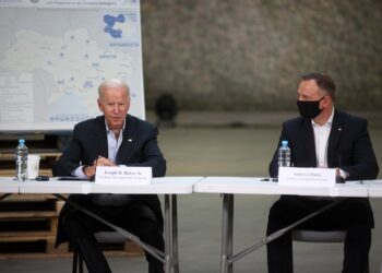 25.03.2022. Rzeszów. Wizyta prezydenta USA Joe Bidena. Na zdjęciu (od lewej): prezydent USA Joe Biden i prezydent Andrzej Duda podczas spotkania z przedstawicielami organizacji pozarządowych / Łukasz Gągulski / PAP