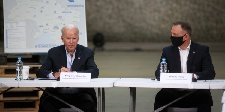 25.03.2022. Rzeszów. Wizyta prezydenta USA Joe Bidena. Na zdjęciu (od lewej): prezydent USA Joe Biden i prezydent Andrzej Duda podczas spotkania z przedstawicielami organizacji pozarządowych / Łukasz Gągulski / PAP