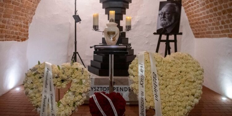 29.03.2022. Kraków. Urna z prochami śp. Krzysztofa Pendereckiego złożona w Panteonie Narodowym w krypcie kościoła Świętych Apostołów Piotra i Pawła w Krakowie. Uroczystość przeniesienia i złożenia prochów Pendereckiego miała charakter państwowy. Światowej sławy kompozytor zmarł 29 marca 2020 r. w Krakowie / PAP/Art Service 2
