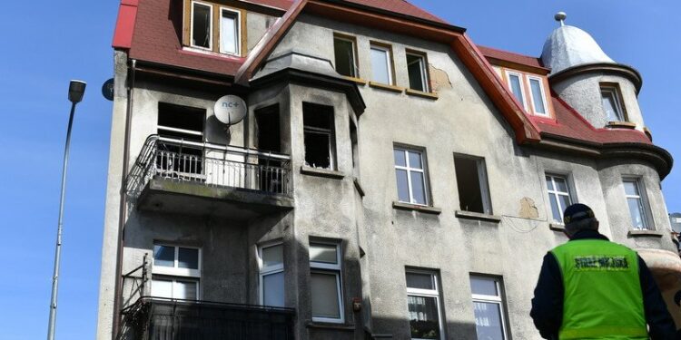 31.03.2022. Starogard Gdański. Strażacy przy zniszczonej kamienicy w centrum Starogardu Gdańskiego. W wyniku pożaru, który wybuchł w jednym z mieszkań, zginęło troje dzieci. Pięć innych osób przetransportowano do szpitala / PAP/Adam Warżawa