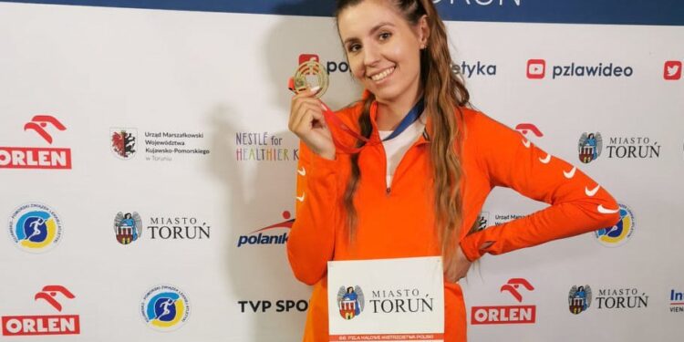 Na zdjęciu: Karolina Młodawska ze złotym medalem w trójskoku podczas 66. Halowych Mistrzostw Polski w Toruniu / Karolina Młodawska / Facebook