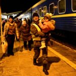 08.03.2022. Sędziszów. Żołnierze WOT pomagają uchodźcom, którzy przyjechali z Ukrainy / ppor. Daniel Woś / ŚBOT