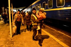 08.03.2022. Sędziszów. Żołnierze WOT pomagają uchodźcom, którzy przyjechali z Ukrainy / ppor. Daniel Woś / ŚBOT