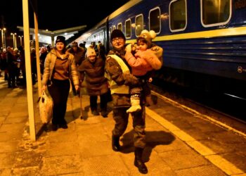 08.03.2022. Sędziszów. Żołnierze WOT pomagają uchodźcom, którzy przyjechali z Ukrainy / ppor. Daniel Woś / ŚBOT