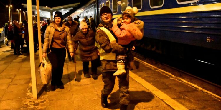 08.03.2022. Sędziszów. Żołnierze WOT pomagają uchodźcom, którzy przyjechali z Ukrainy / ppor. Daniel Woś / ŚBOT