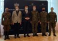 09.03.2022. Radom. Pamiątkowe zdjęcie na z odznaczonymi / Związek Strzelecki