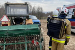 26.03.2022. Piotrów. Wypadek przy pracach polowych / OSP Łagów