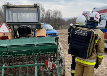 26.03.2022. Piotrów. Wypadek przy pracach polowych / OSP Łagów