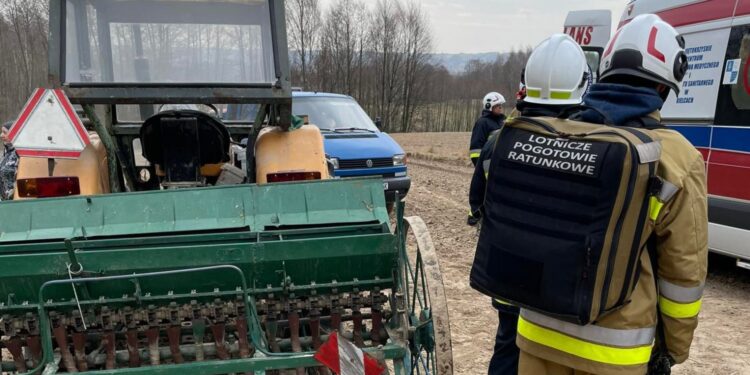 26.03.2022. Piotrów. Wypadek przy pracach polowych / OSP Łagów