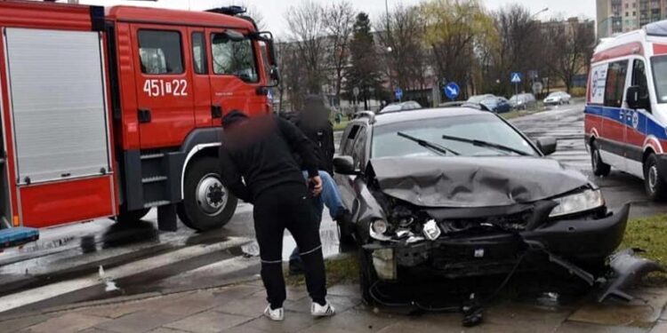 31.03.2022. Ostrowiec Św. Kolizja na skrzyżowaniu ulic Radwana i Polnej / Ratownictwo Powiatu Ostrowieckiego