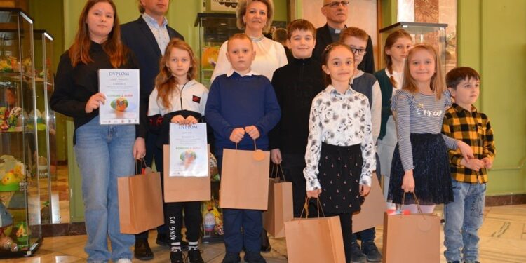 Laureaci „Konkursu z jajem” organizowanego przez Wojewódzki Dom Kultury.