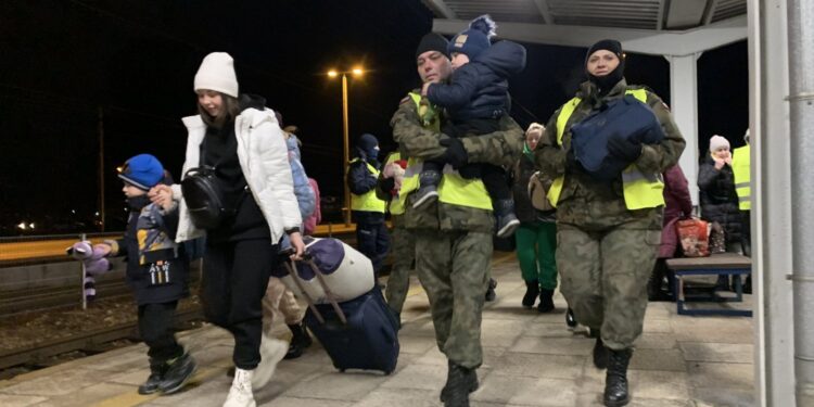 10.03.2022 Sędziszów. Pomoc uchodźcom udzielana przez mundurowych i wolontariuszy / ŚBOT