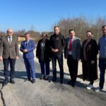 25.03.2022. Szczukowice. Przebudowa ponad dwukilometrowego odcinka drogi powiatowej. Na zdjęciu (od lewej): Sylwester Kasprzyk - radny powiatu, Tomasz Gruszczyński - radny powiatu, Dorota Łukasik - radna gminy Szczukowice i Szczukowskie Górki, Zbigniew Piątek - wójt gminy Piekoszów, Cezary Majcher - członek zarządu powiatu kieleckiego, Teresa Kubuś - sołtys Szczukowic, przedstawiciel wykonawcy inwestycji z firmy „Fart” / Paulina Michta / Radio Kielce