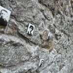 23.03.2022. Kielce. Nowe sylwetki więźniów na Murze Pamięci Ośrodka Myśli Patriotycznej i Obywatelskiej na ulicy Zamkowej / Wiktor Taszłow / Radio Kielce