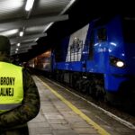 08.03.2022. Sędziszów. Żołnierze WOT pomagają uchodźcom, którzy przyjechali z Ukrainy / ppor. Daniel Woś / ŚBOT