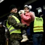 08.03.2022. Sędziszów. Żołnierze WOT pomagają uchodźcom, którzy przyjechali z Ukrainy / ppor. Daniel Woś / ŚBOT