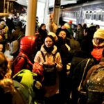 08.03.2022. Sędziszów. Żołnierze WOT pomagają uchodźcom, którzy przyjechali z Ukrainy / ppor. Daniel Woś / ŚBOT