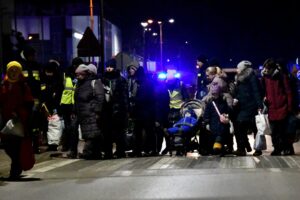 08.03.2022. Sędziszów. Żołnierze WOT pomagają uchodźcom, którzy przyjechali z Ukrainy / ppor. Daniel Woś / ŚBOT