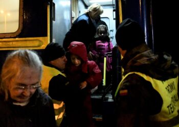 08.03.2022. Sędziszów. Żołnierze WOT pomagają uchodźcom, którzy przyjechali z Ukrainy / ppor. Daniel Woś / ŚBOT