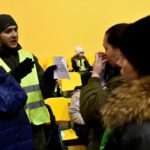 08.03.2022. Sędziszów. Żołnierze WOT pomagają uchodźcom, którzy przyjechali z Ukrainy / ppor. Daniel Woś / ŚBOT