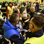 08.03.2022. Sędziszów. Żołnierze WOT pomagają uchodźcom, którzy przyjechali z Ukrainy / ppor. Daniel Woś / ŚBOT