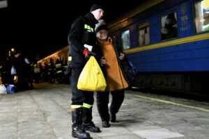 08.03.2022. Sędziszów. Żołnierze WOT pomagają uchodźcom, którzy przyjechali z Ukrainy / ppor. Daniel Woś / ŚBOT