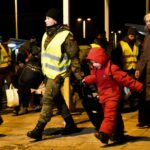 08.03.2022. Sędziszów. Żołnierze WOT pomagają uchodźcom, którzy przyjechali z Ukrainy / ppor. Daniel Woś / ŚBOT