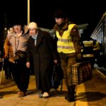 08.03.2022. Sędziszów. Żołnierze WOT pomagają uchodźcom, którzy przyjechali z Ukrainy / ppor. Daniel Woś / ŚBOT