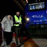 08.03.2022. Sędziszów. Żołnierze WOT pomagają uchodźcom, którzy przyjechali z Ukrainy / ppor. Daniel Woś / ŚBOT