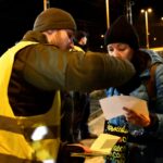 08.03.2022. Sędziszów. Żołnierze WOT pomagają uchodźcom, którzy przyjechali z Ukrainy / ppor. Daniel Woś / ŚBOT