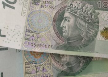 11.03.2022. Skarżysko-Kamienna. Fałszywe banknoty skonfiskowane przez policjantów / KPP w Skarżysku-Kamiennej